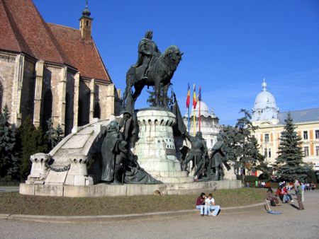 Biserica Sf. Mihail şi statuia lui Matei Corvin - emblema Clujului